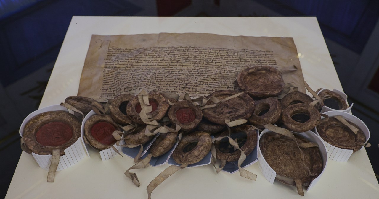 Sensacyjny powrót: Bezcenne dokumenty polskiej historii znów w Warszawie