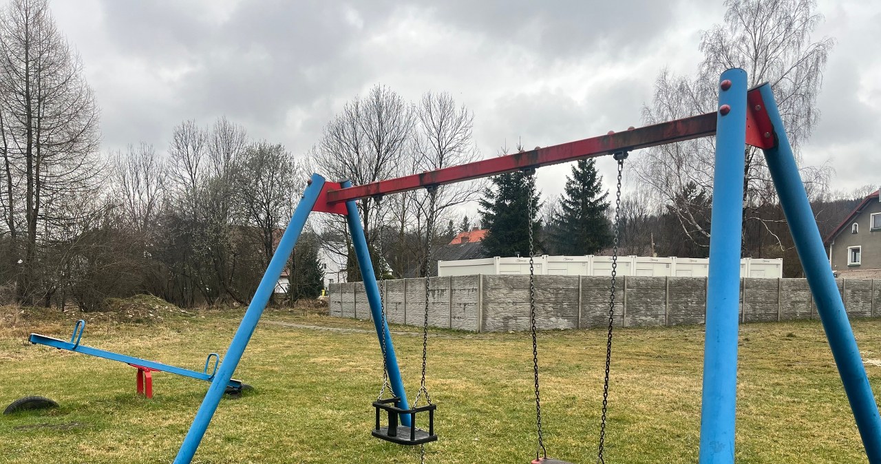 Interwencja RMF FM. Na placu zabaw postawiono kontenery dla uciążliwych mieszkańców