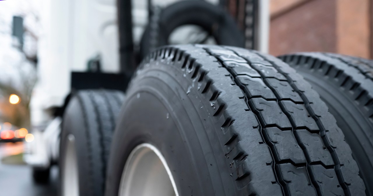 Wysiadł z kabiny, by zmienić koło. Śmiertelny wypadek na A1