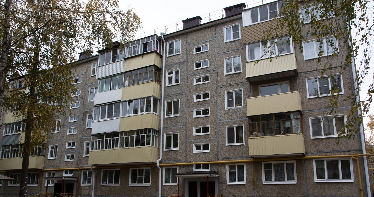 5-latka wyrzuciła niemowlę przez okno. Matka zostawiła dzieci same