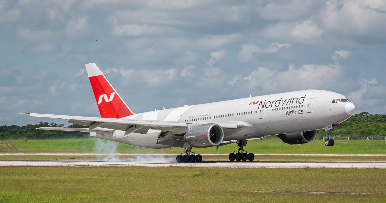 "Błysk" i "huk" podczas startu. Groźny incydent na lotnisku w Rosji