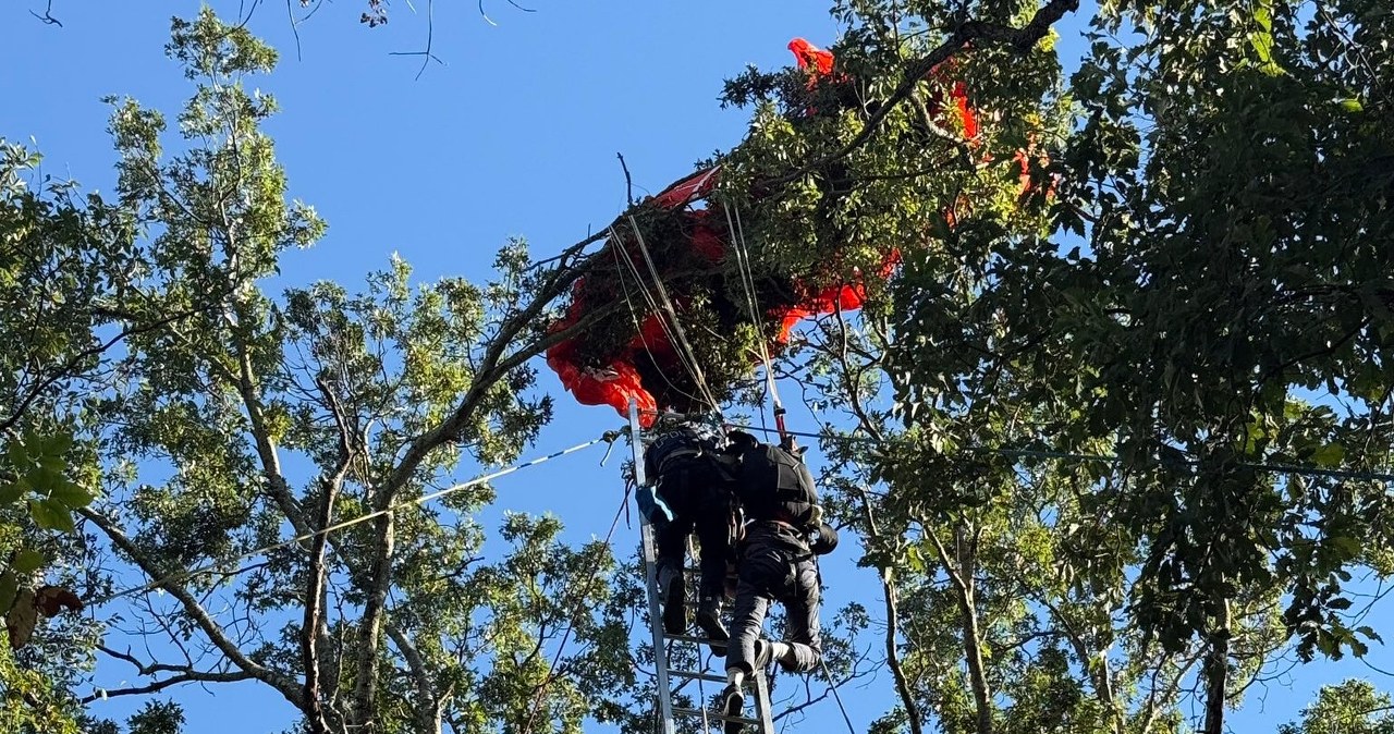 Tragiczny skok w tandemie. Instruktor nie żyje, uczeń zawisł na drzewie