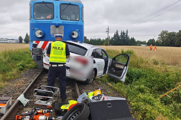 Wjechał Audi Q5 wprost pod pociąg towarowy