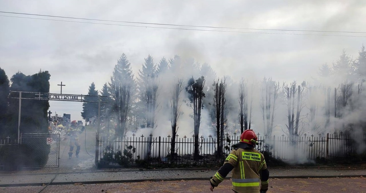 Kłęby dymu na cmentarzu. Apel strażaków po pożarze