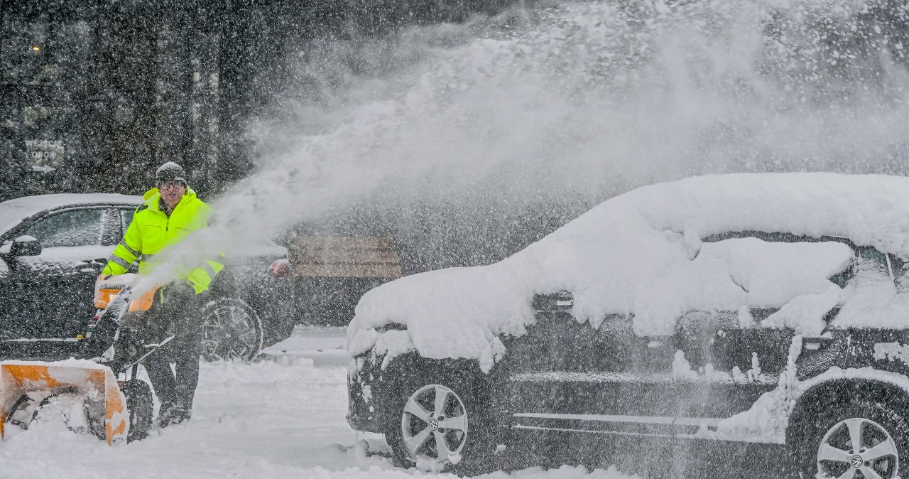 "Zachowaj ostrożność na drogach i chodnikach". Alert RCB