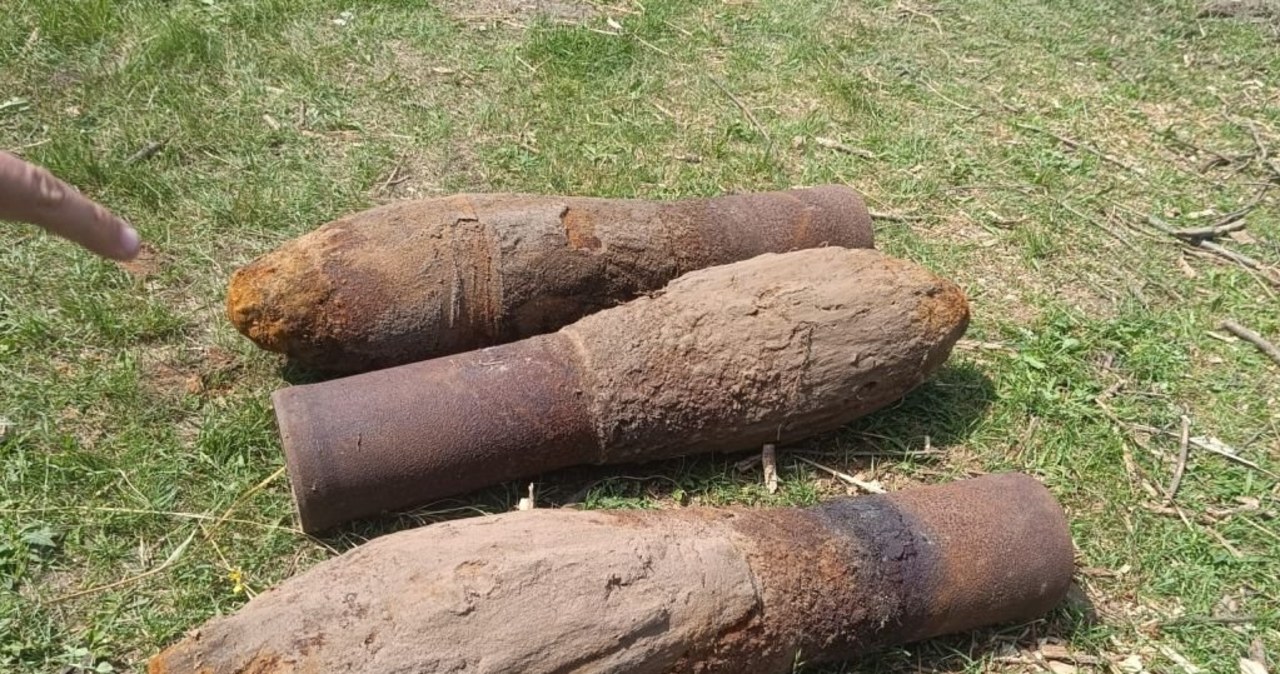 Cztery rakiety z wyrzutnią znalezione pod szopą