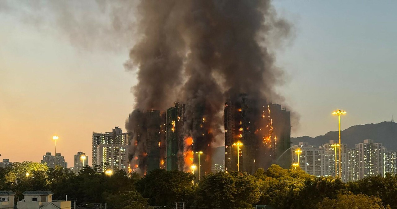 Potężny pożar kompleksu wieżowców w Hongkongu. Cztery osoby nie żyją, ludzie uwięzieni w środku