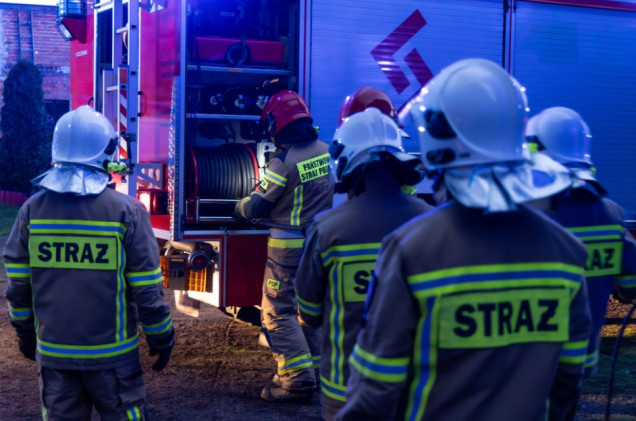 Nocny pożar strażackiej komendy. Służby ustalają przyczynę