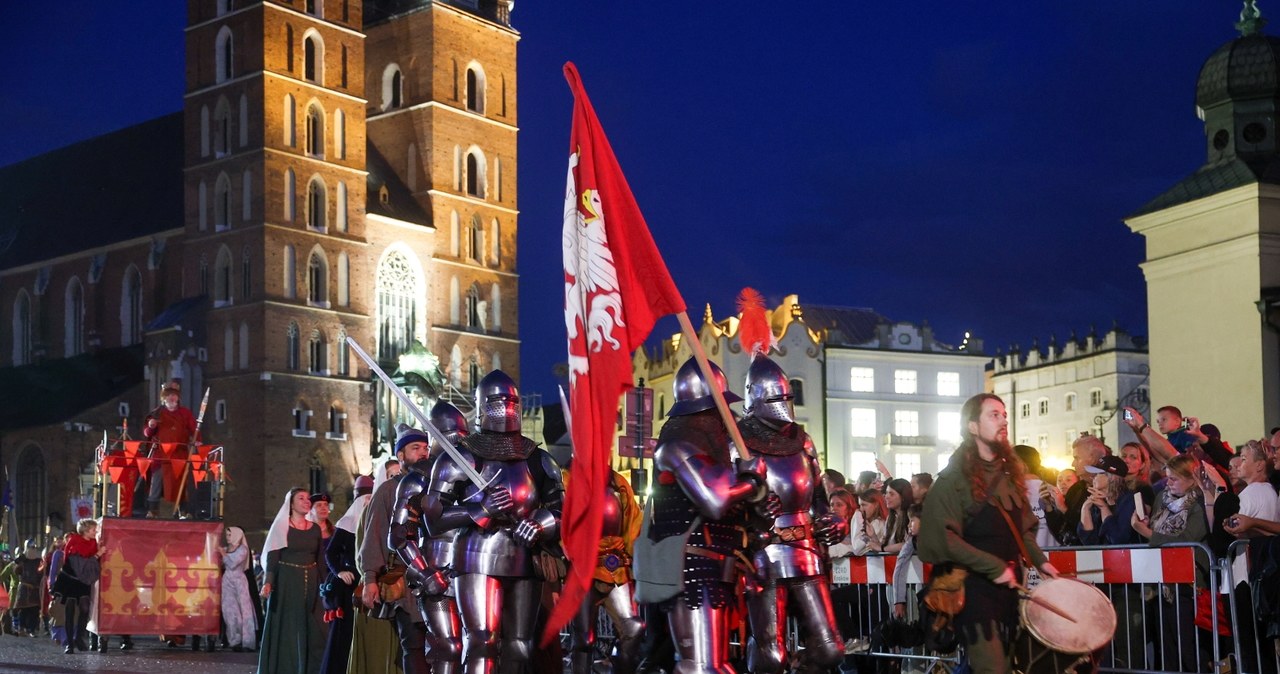 Tysiąc lat polskiej historii ożyło w Krakowie. Niezwykłe widowisko na Rynku Głównym