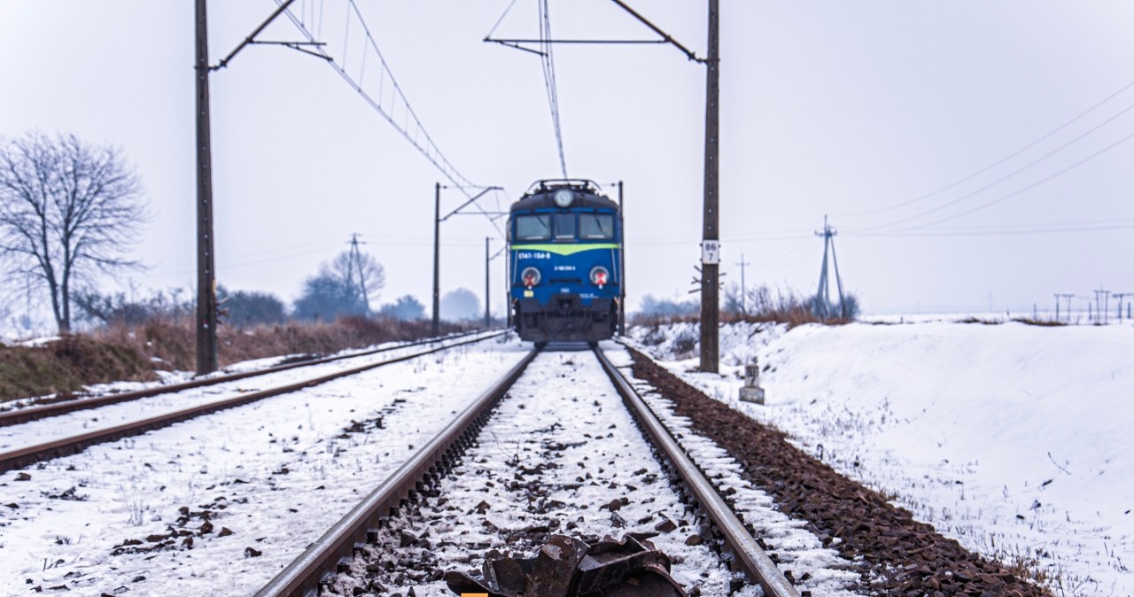 Wjechał autem w pociąg na przejeździe kolejowym