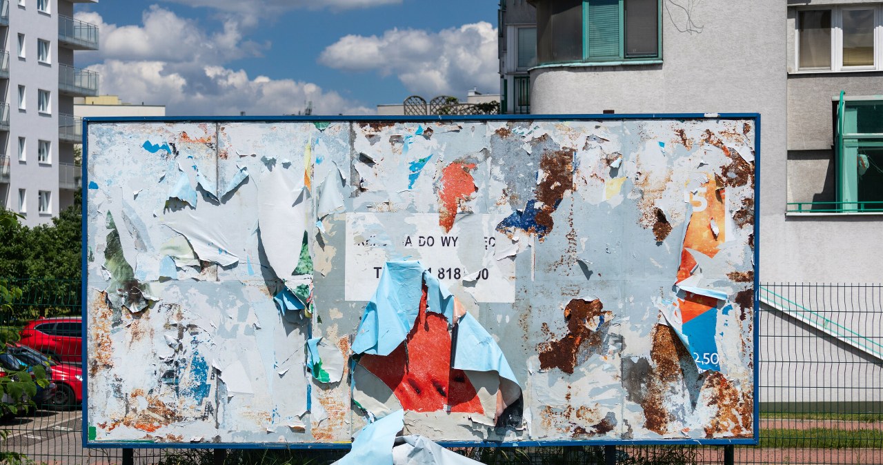 Nie dla "reklamozy i pstrokacizny". Polskie miasto walczy z nielegalnymi banerami