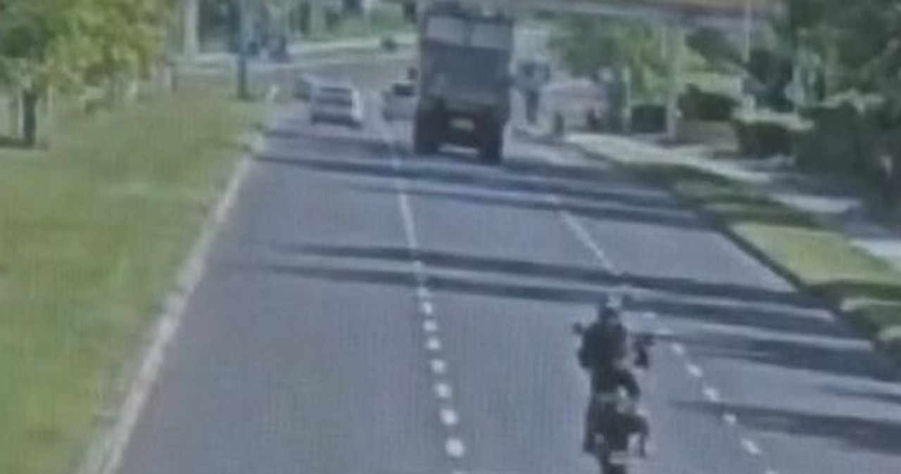 Na jednym kole przed policjantami zmieniał pas. Brawurowa jazda motocyklisty w Lubinie