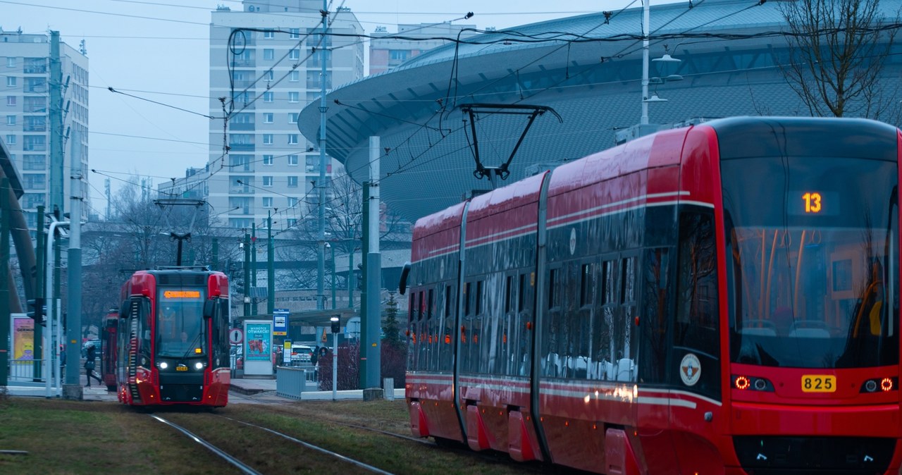 Zderzenie auta z tramwajem w centrum Katowic. Trzy osoby zakleszczone w samochodzie