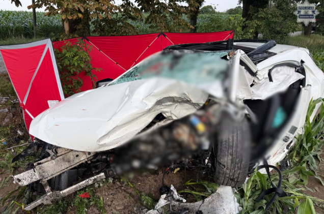 Mercedes roztrzaskany, dwie młode osoby nie żyją