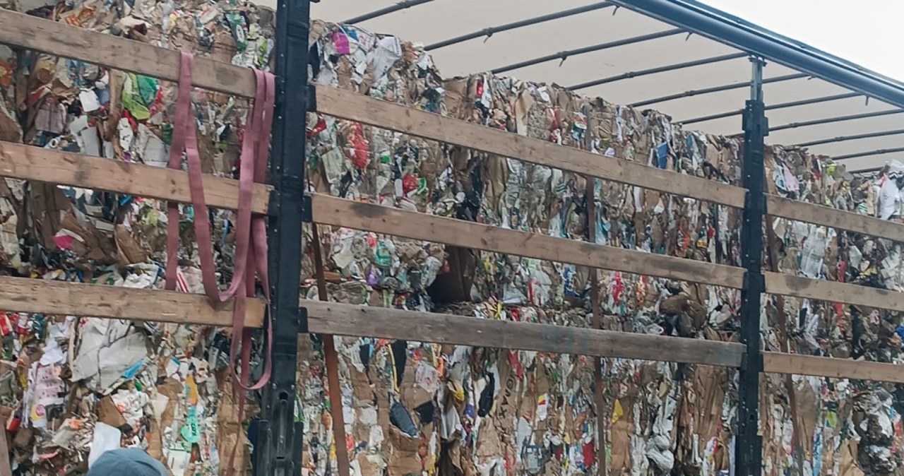 Odpady zamiast makulatury. "Śmierdząca" ciężarówka ze Szwecji