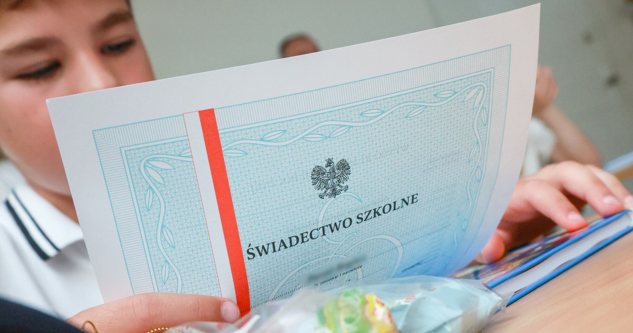 Świadectwo z biało-czerwonym paskiem. Co daje podczas rekrutacji?