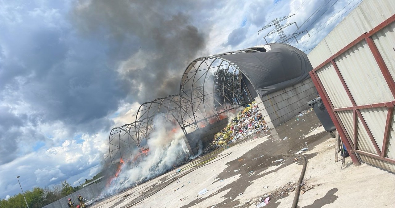 Kłęby dymu nad Warszawą. Zapaliła się hala z odpadami