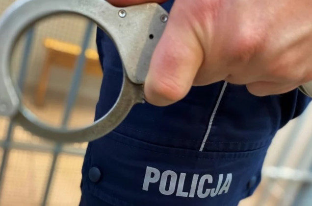 Pijani rodzice zaatakowali policjantów. 2-letnie dziecko trafiło do pogotowia opiekuńczego