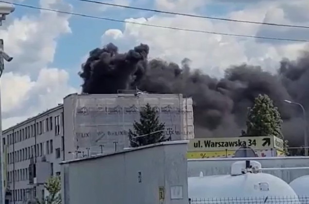Pożar zespołu szkół na Mazowszu. Służby zaapelowały do mieszkańców