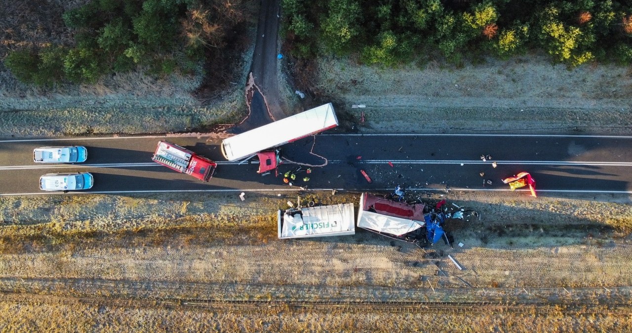 Czołowe zderzenie ciężarówek. Jeden z kierowców nie żyje