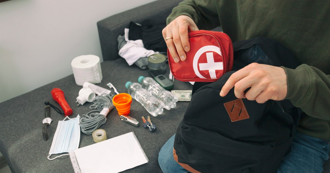 Nie daj się zaskoczyć. MSWiA o zawartości plecaka ewakuacyjnego