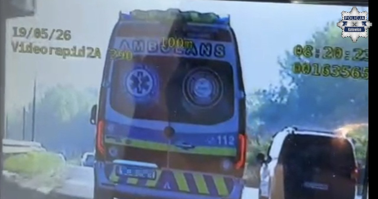 Karetka pędziła "na promilach". Policjantów zaniepokoiło zachowanie kierowcy