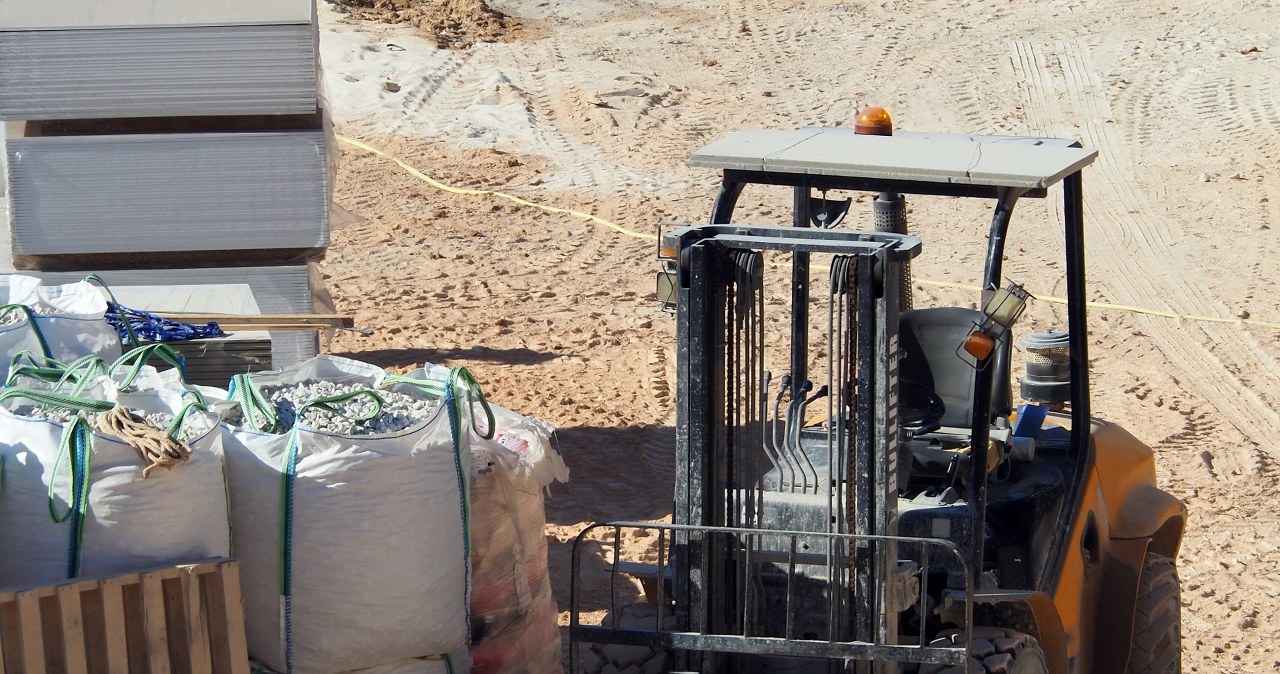 Zahaczył wózkiem widłowym kobietę w zaawansowanej ciąży. ​Tragedia pod Łomżą