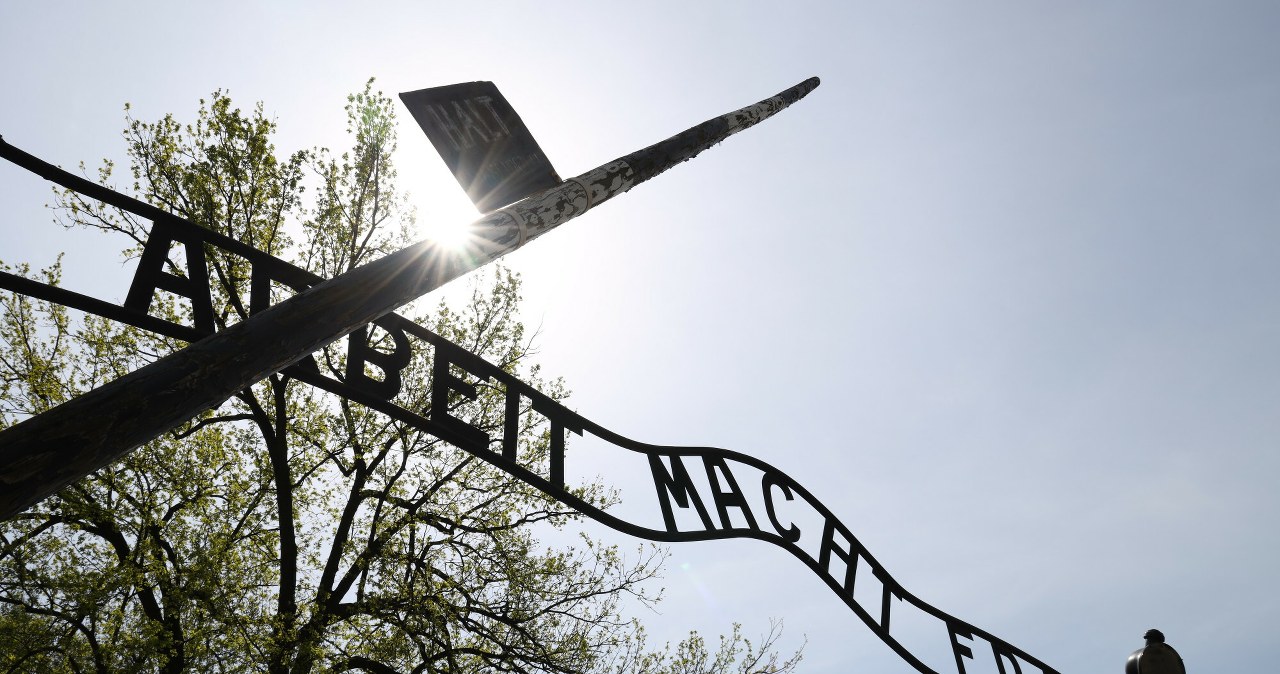 Posłowie od Brauna niewpuszczeni do Auschwitz-Birkenau. Policja ujawnia powód