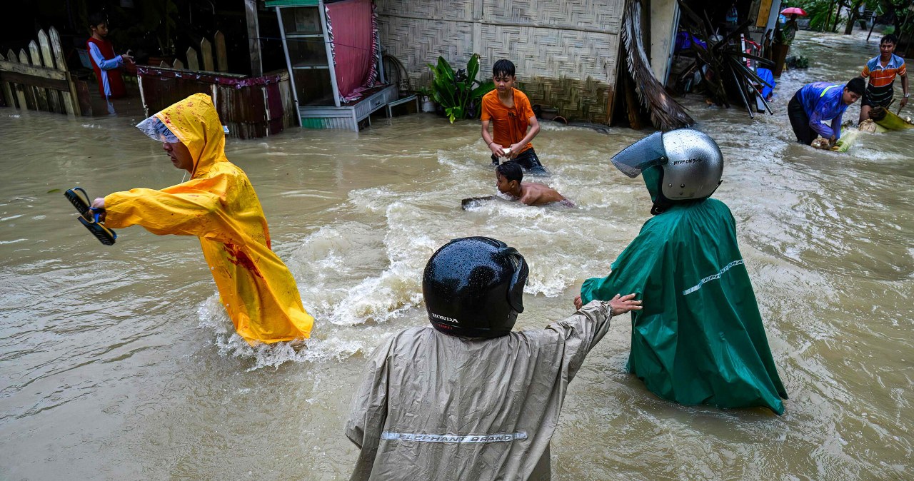 ​Ludzie się topią, giną pod zwałami błota. Tragiczne ulewy na Sumatrze