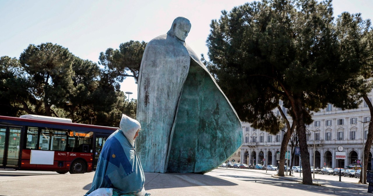 Zdewastowano pomnik Jana Pawła II. Mocne słowa Giorgii Meloni