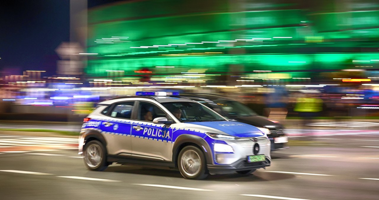 Policyjny pościg w Wielkopolsce. Radiowóz rozbity, sprawca na wolności