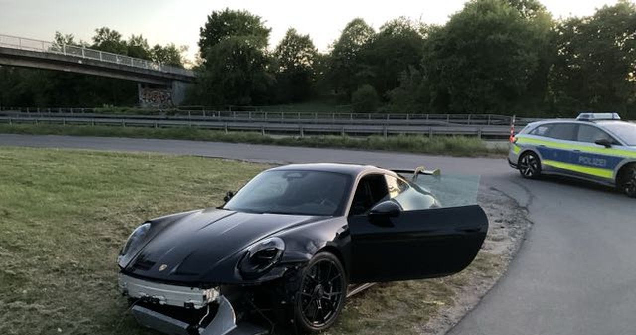 Ktoś porzucił Porsche warte fortunę. Policja przeciera oczy ze zdumienia