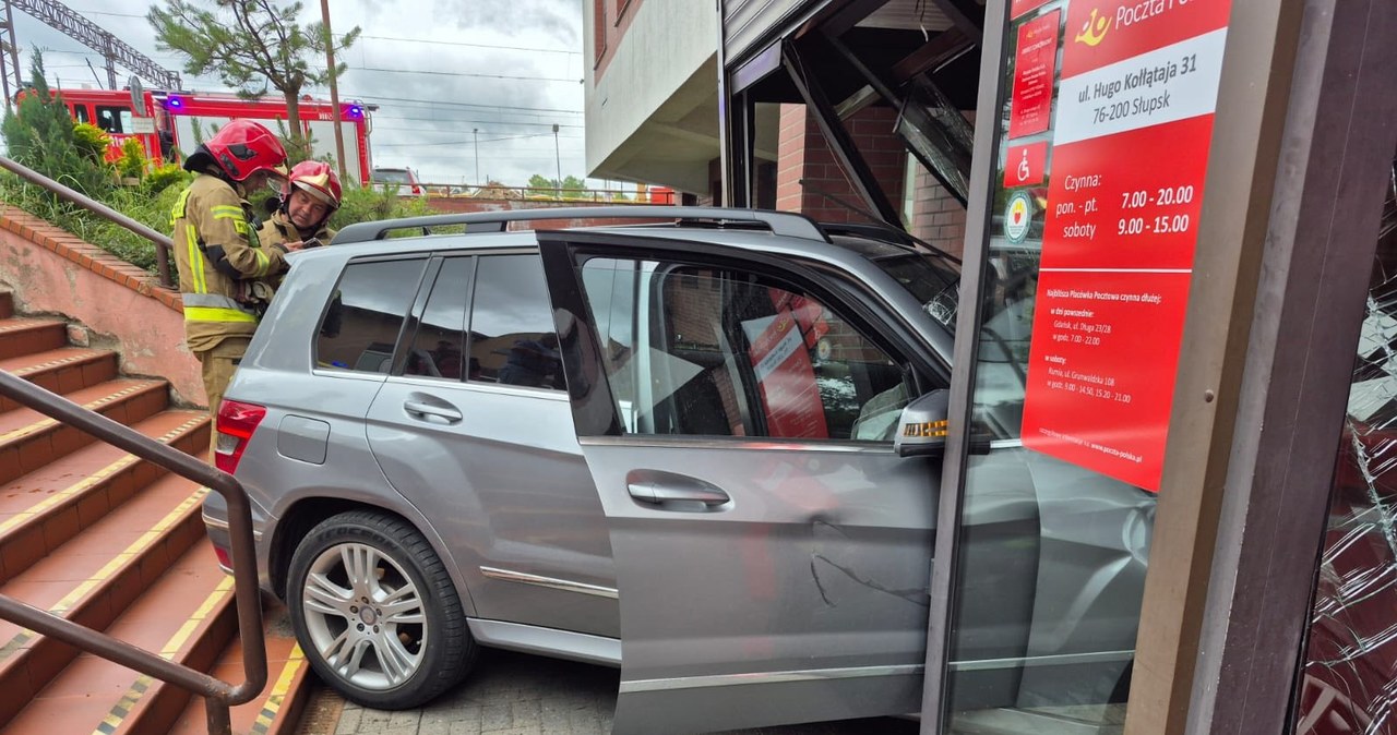 Wjechała w Pocztę Polską. Seniorka pomyliła pedały