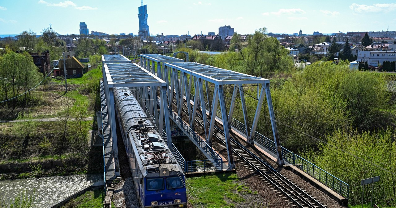 Pociągi rzadziej trąbią. Co z bezpieczeństwem na przejazdach?