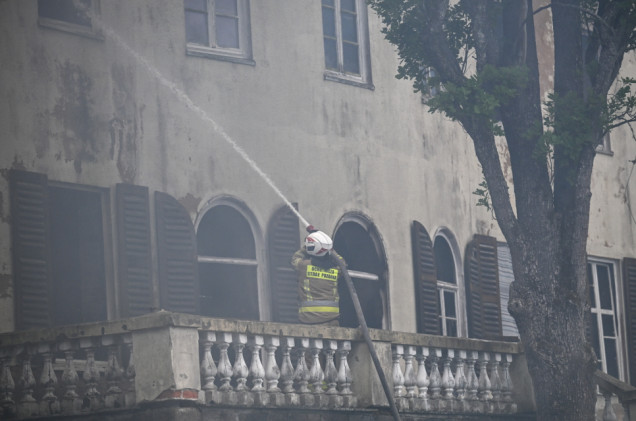 Walka z ogniem trwała długo. Pożar zabytkowego pałacu ugaszony