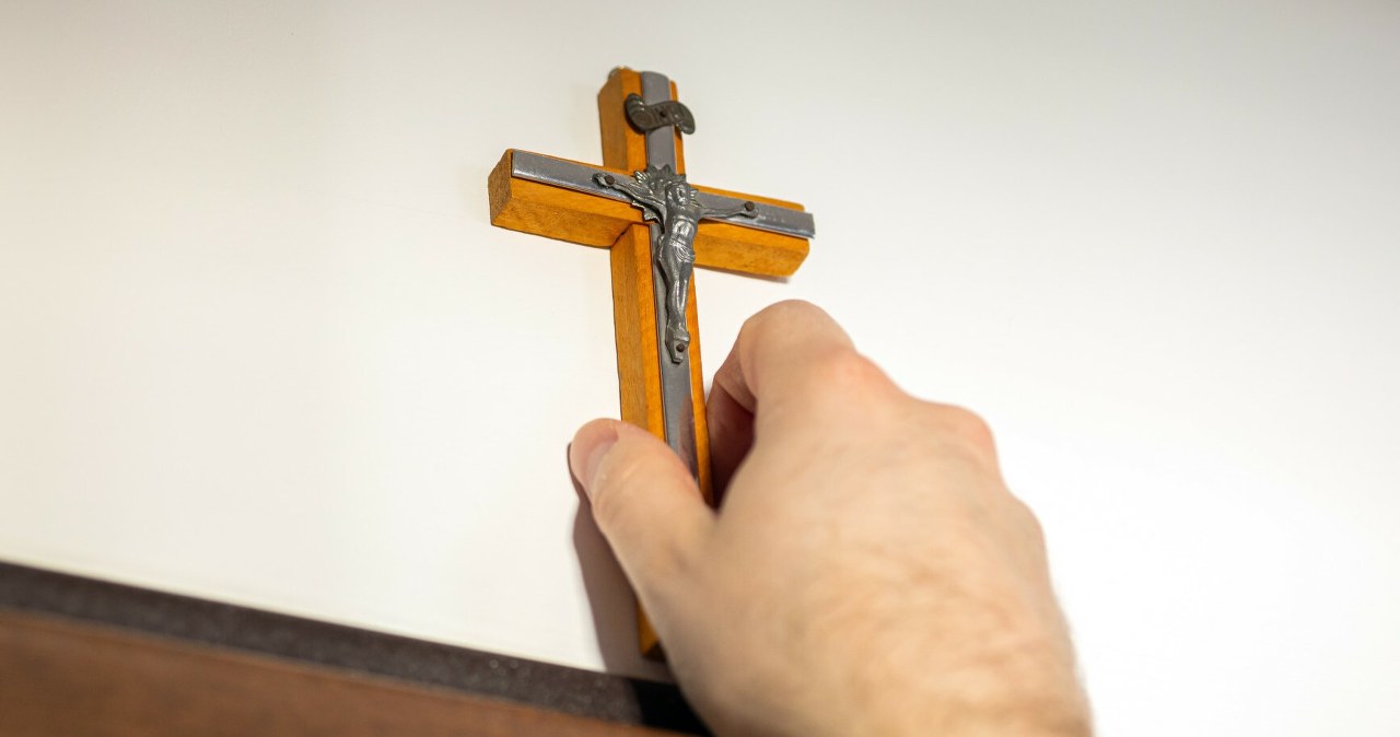 Wojewoda zdjął krzyż w urzędzie w Lublinie. Sąd zdecydował