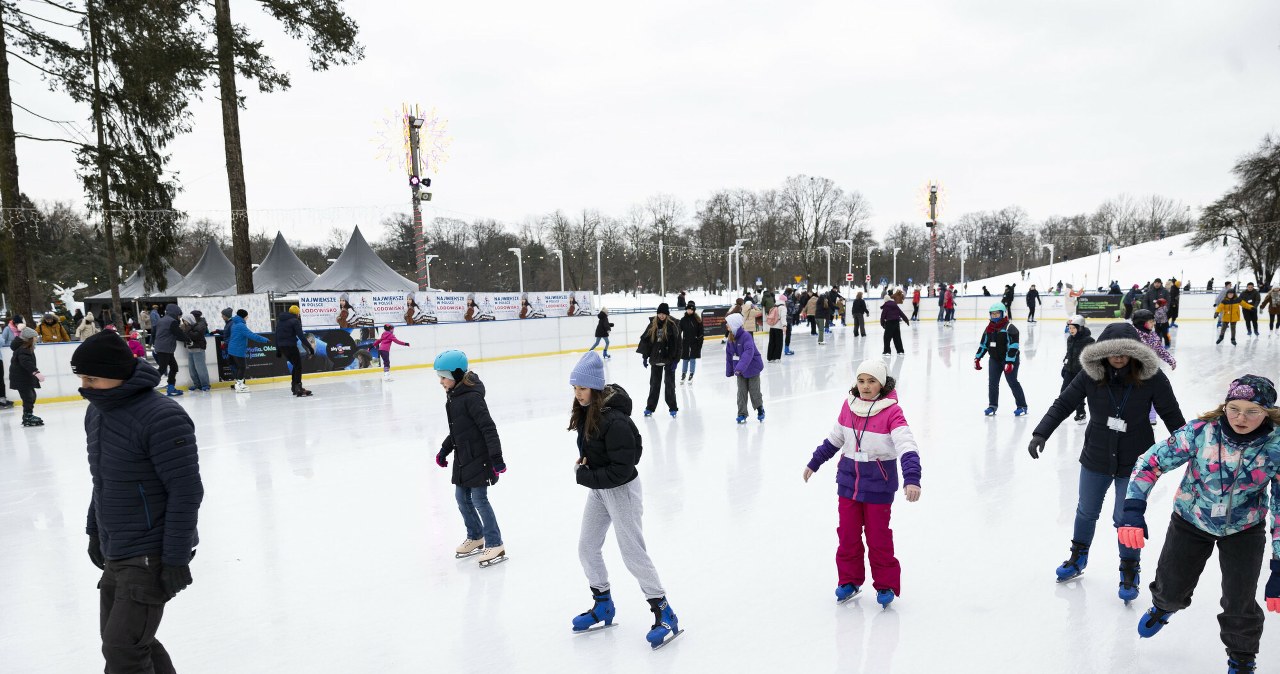 Największe lodowisko pod gołym niebem w Polsce działa w Krakowie! Jakie ceny?