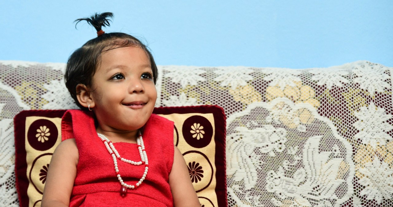 Kontrowersyjna tradycja: Dziewczynka-bogini nie dotknie ziemi. Do czasu