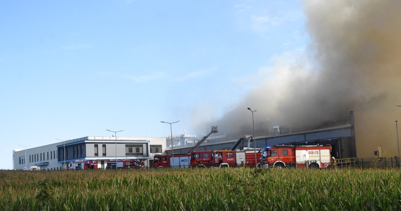 Pożar hali w pobliżu Sierakowic. Trwa akcja gaśnicza