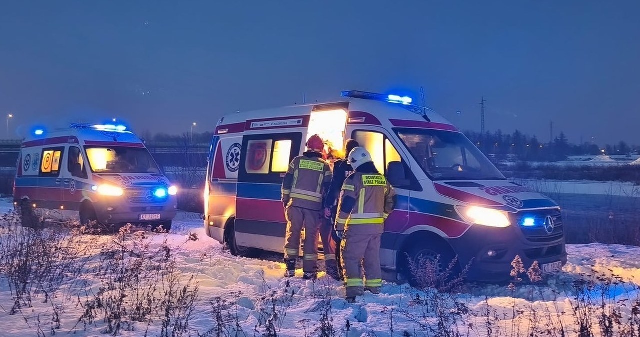 Lód na rzece załamał się pod kobietą. Na pomoc ruszył jej przechodzień
