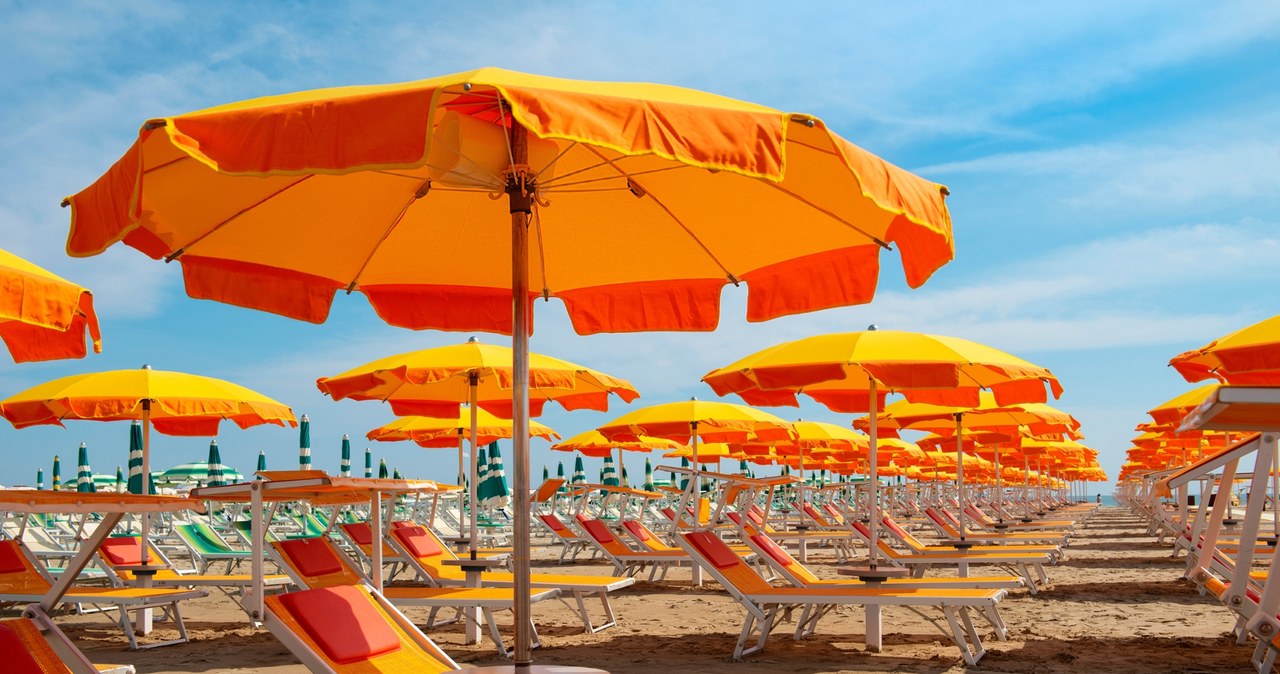 30 euro za dzień pod parasolem? Włoskie plaże świecą pustkami