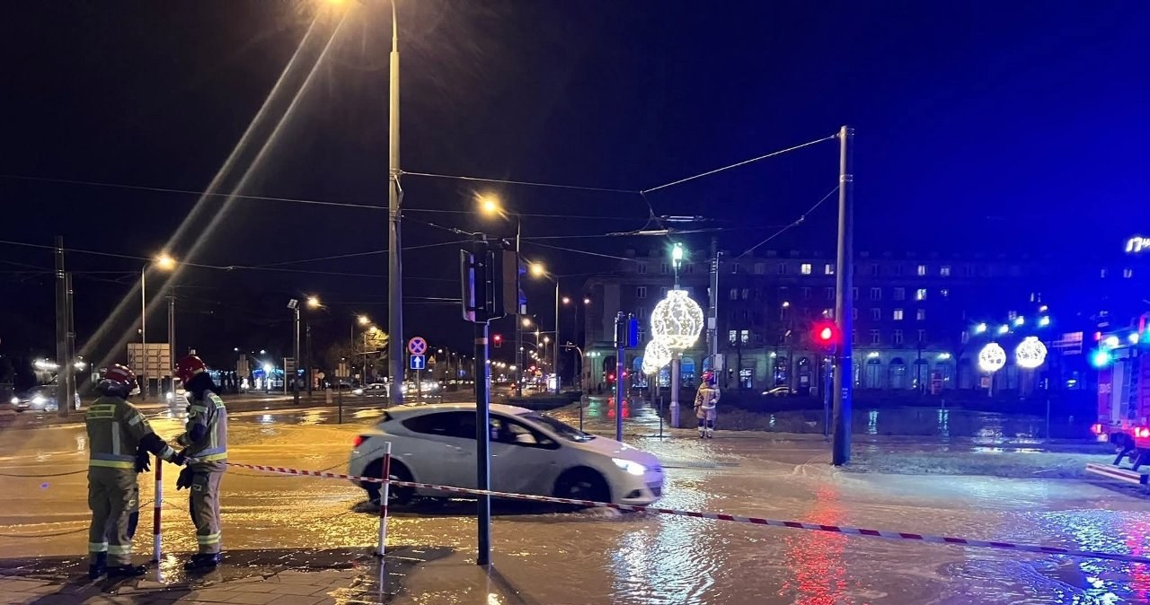 Plac Centralny w Nowej Hucie pod wodą. Utrudnienia w ruchu