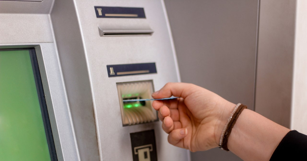 Banki podnoszą opłaty. Klienci zapłacą więcej za karty i wypłaty z bankomatów?