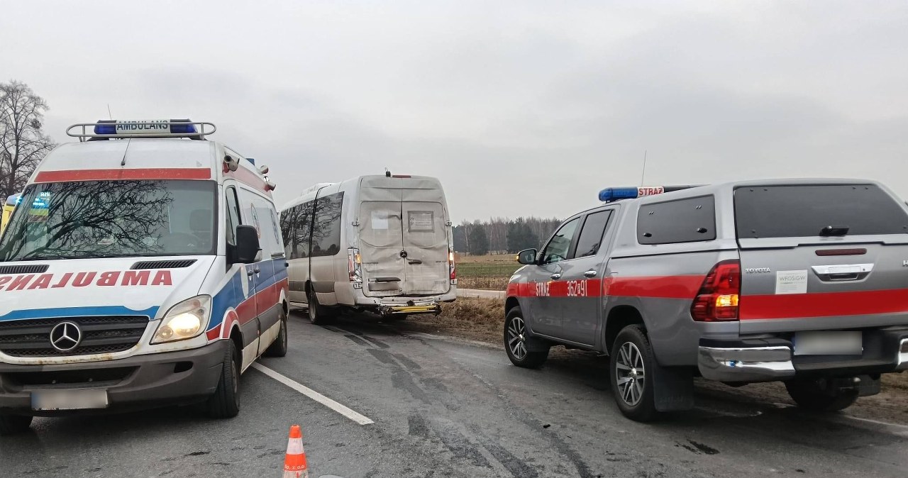 Wypadek w Wielkopolsce. Troje dzieci pod opieką ratowników