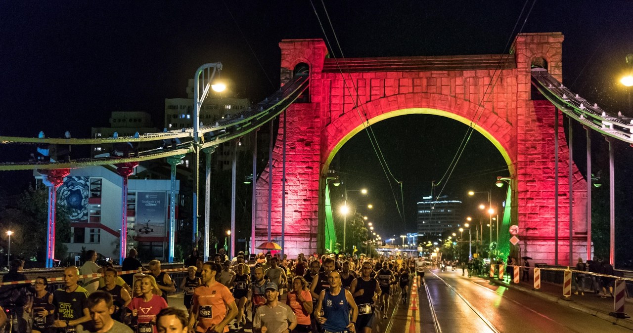 ​Nocny półmaraton we Wrocławiu. Rekordowa liczba biegaczy, spore utrudnienia