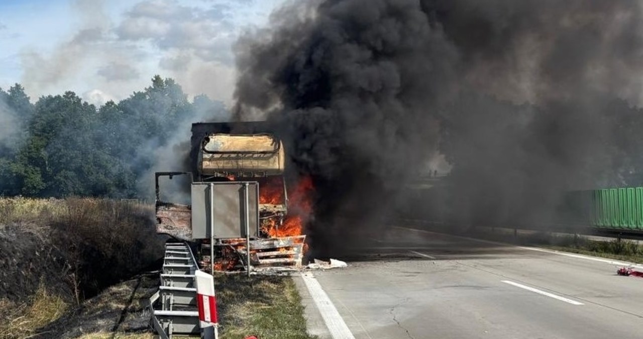 Ciężarówka w ogniu na A4. Kierowca próbował ratować dobytek FILM