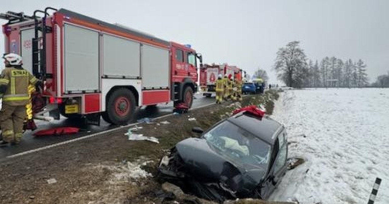 Auto uderzyło w betonowy przepust, ranna trójka dzieci i kierowca