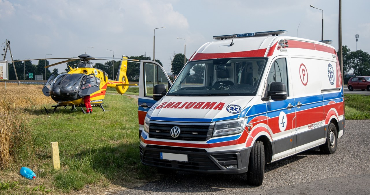 Zderzenie dwóch aut, jedno stanęło w płomieniach. Są ranni