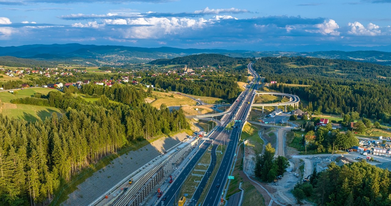 ​Rekordowy ruch w tunelu na zakopiance! Tysiące turystów zmierza pod Tatry