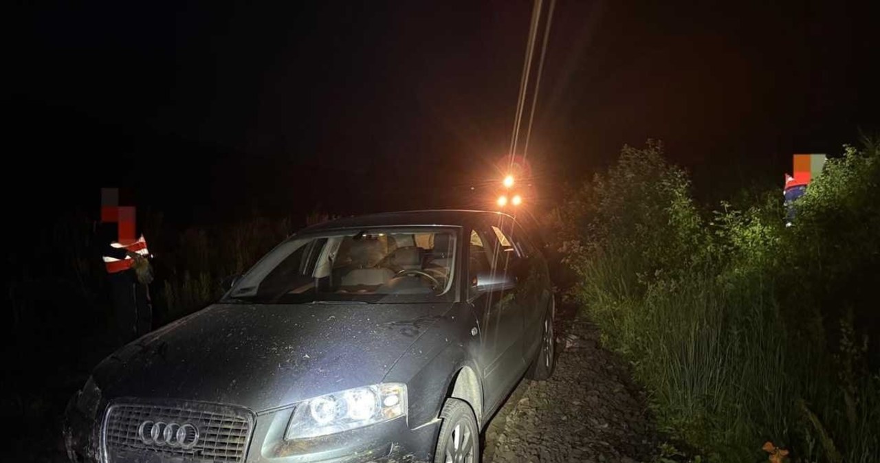 Pijany kierowca audi wjechał na torowisko. Pociąg wyhamował w ostatniej chwili